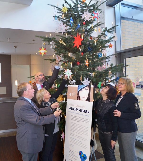 Spendenweihnachtsbaum im Foyer des Hotels „First Inn“