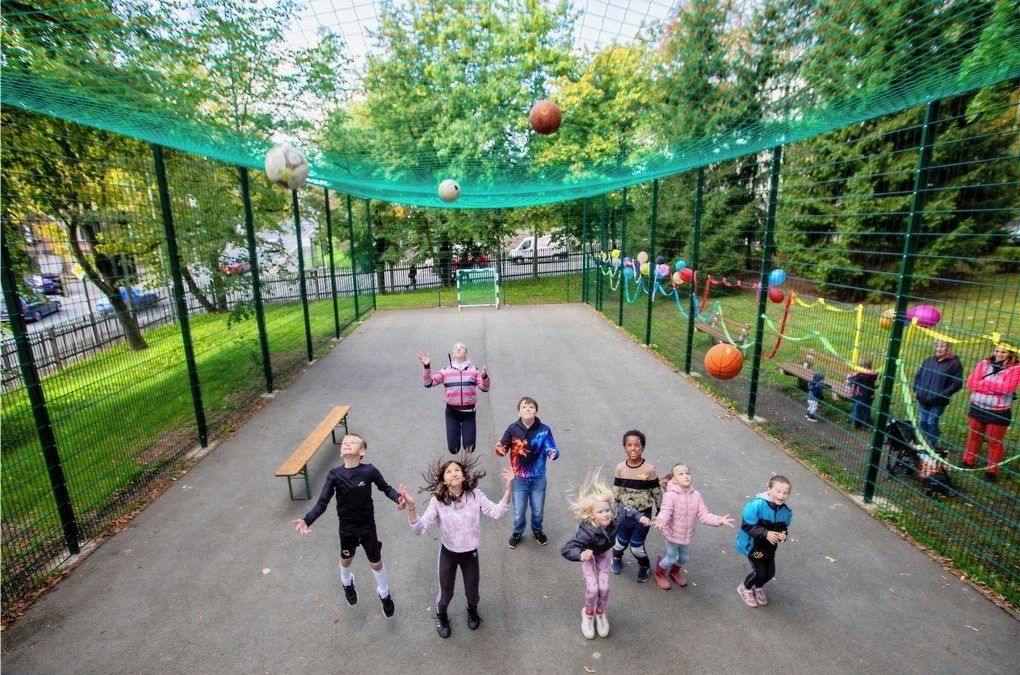 Kinder freuen sich über Ball-Spielplatz